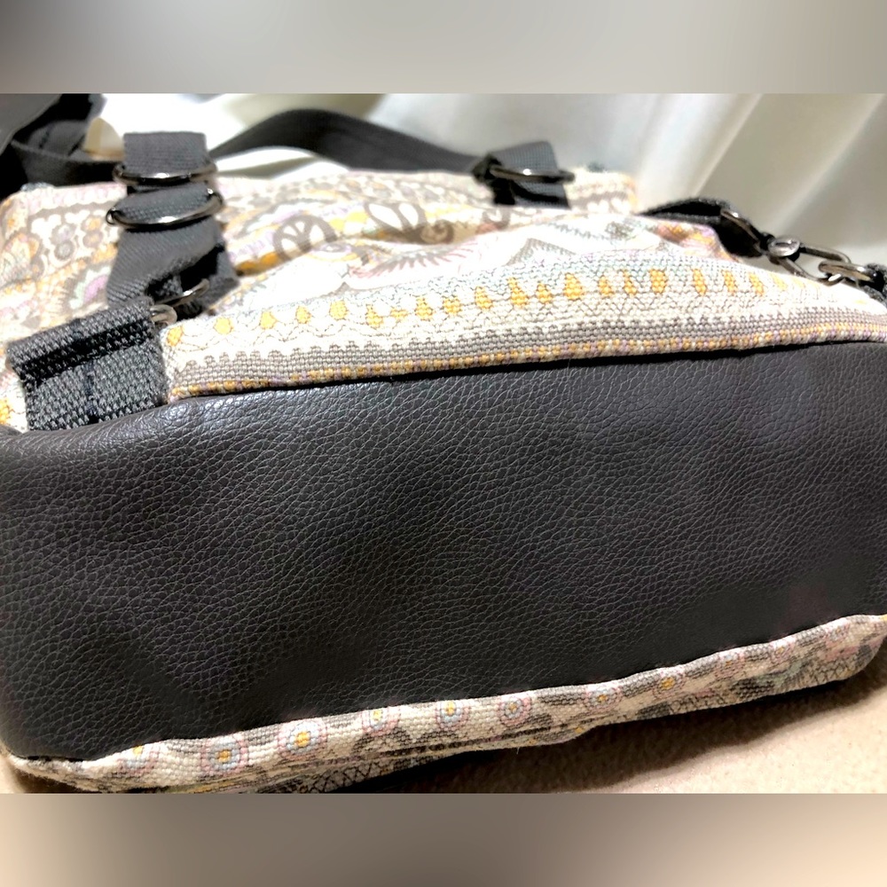 NWOT Sakroots Convertible Backpack/ Cross body bag/ shoulder bag - Picture 9 of 9